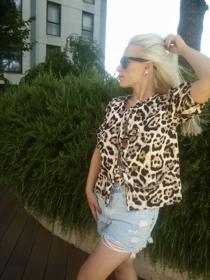 Leopar Desenli Bağcıklı Balon Kol Bluz